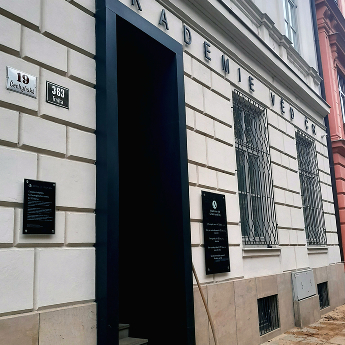 Akademie věd a lopat